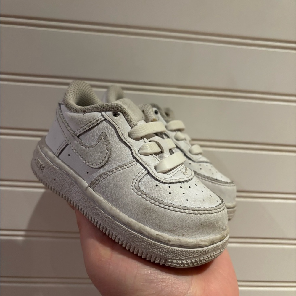 Nike White Sneakers Classic Low-Top Design